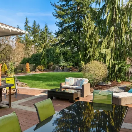 Luxury 4 bd/3ba Family Home near Ocean, Airport,  & Seattle XL yard w/sportcourt