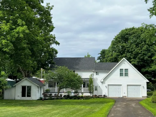 Quaint historic home in the heart of Bemus Point Village- a stroll to the water! - Wifi