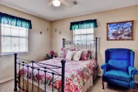 Walk to Shore and Restaurants Surfside Beach Home! - Wifi