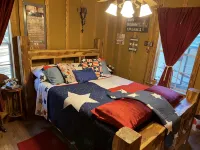 Angeltom Cabin & RV:20 Acre Woods - >16 pip + Jacuzzi + treehouse + UTV + 2ponds - 小木屋