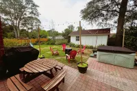 The Red -Hot Tub · Game Room · Fenced for Pets - 3성급