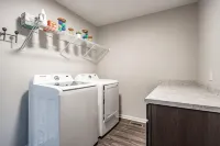 Traveling worker-ready Transitional Modern Home! - Kitchenette