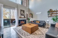 The Oleander - centrally located Luxury Townhouse steps from Magnolia Ave! - Jacuzzi
