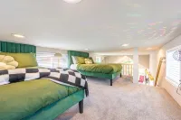 Rainforest Tiny Home Retreat: Retro