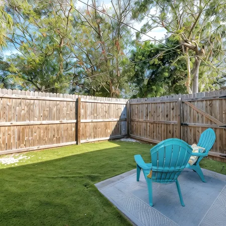 8Min to Beach by Car/King Bed/Fenced Yard/Prking