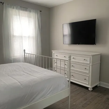 Cozy Downtown Retreat Near LakePoint Sports Center