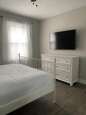 Cozy Downtown Retreat Near LakePoint Sports Center - Homestays