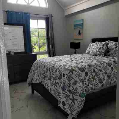Beautiful Penthouse Apartment overlooking the Ocean. Rooms