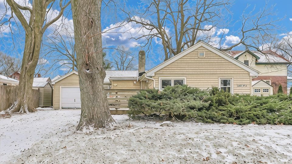 Cozy 2 Bedroom Home Mins from Downtown Champaign