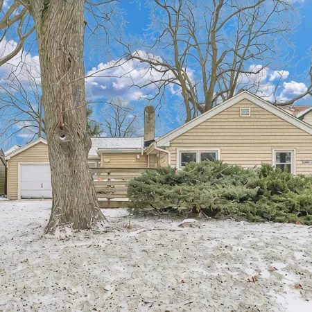 Cozy 2 Bedroom Home Mins from Downtown Champaign