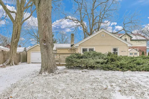 Cozy 2 Bedroom Home Mins from Downtown Champaign - Bungalows