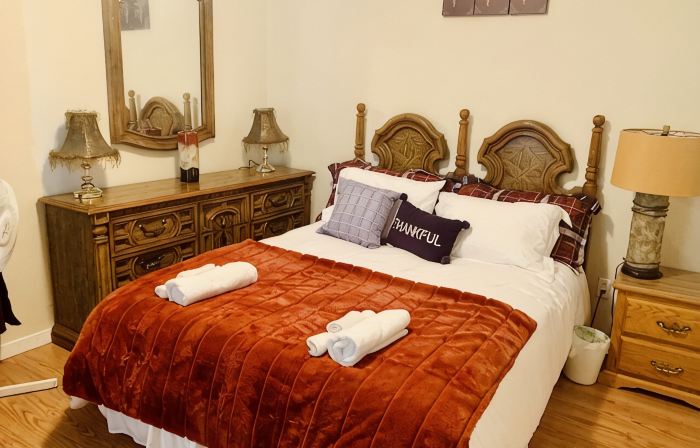 3 Bedrooms 5 Bed’s Upper Unit of Duplex Home