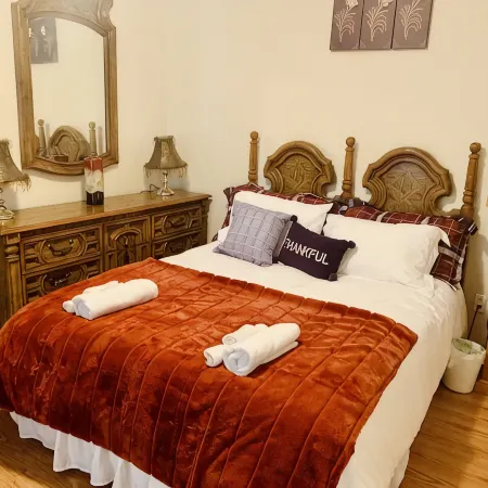3 Bedrooms 5 Bed’s Upper Unit of Duplex Home