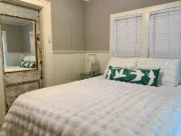 Cozy 2 BR Cottage with Inviting Sunroom, Spacious Yard and Ultimate Comfort -  Privatzimmer