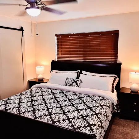 Amazing and Cozy King-Queen Bed Suites w/RV Parking