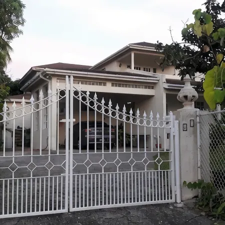 Apartment in quiet upscale Holetown area near Limegrove Centre and Beach