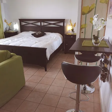 Tropical Gem! Watch Jets Fly into Airport+Ocean Beach+Garden Views+Many Perks!!!