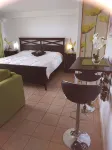 Tropical Gem! Watch Jets Fly into Airport+Ocean Beach+Garden Views+Many Perks!!! - balcón