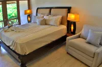Flamingo Beach Villa - One of Few Renovatd Units- Walk to Beach- Bikes Included - ヴィラ