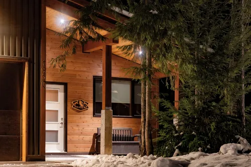 Aspen Adventure House - Luxury Suite - 2 minutes from Revelstoke Mountain Resort - 4-Star