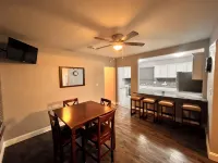 Charming 2-bedroom upper duplex in fabulous Detroit minutes from downtown! - Bungalows
