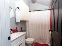Cozy Cabin on the Creek with WiFi and AC in Delightful Belton Hotels in Belton