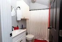 Cozy Cabin on the Creek with WiFi and AC in Delightful Belton