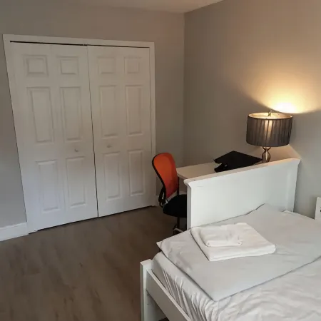 5 Min>Beach Remodeled 2 bed 2 Bath Condo With Pool and Grill and King bed!