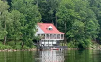 Charming Lakefront Home: Big Porches, Kayaks & Room to Gather