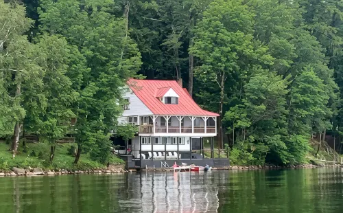 Charming Lakefront Home: Big Porches, Kayaks & Room to Gather - 4성급