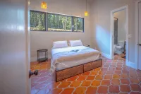 Luxury Cabin on Ski Bike Trail, 4Br, Hot Tub with Mountain Views - Chalets
