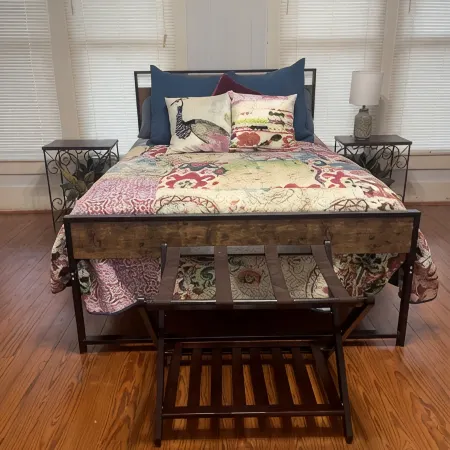 Historic 1-bedroom house with WiFi, washer and dryer.  Short walk to town.
