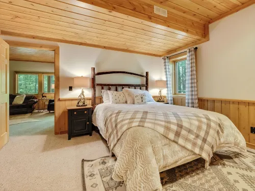 Boyne Mountain Cabin 4 Bedrooms garage and hot tub clean and cozy - 4-Star