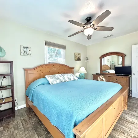 Coastal Cottage 225 - Walk to Beach, King Bed