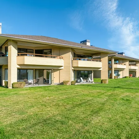 Wapato Point Halmalka Condo 510B 3 Bed 2 Bath Sleeps 8, Lake Views, Next to Pool