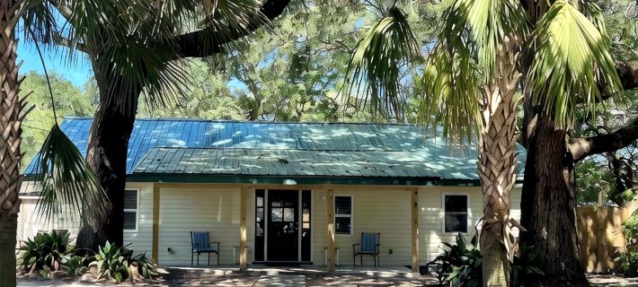 Charming 2-bedroom cottage with full kitchen and WiFi in Pensacola. Sleeps 4. フェリー・パスのホテル