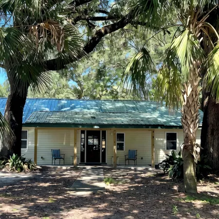 Charming 2-bedroom cottage with full kitchen and WiFi in Pensacola. Sleeps 4.