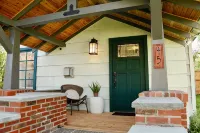 Downtown Craftsman with King Bed and Private Yard - Walk Everywhere - ブティック