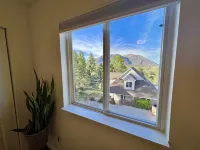 Two Houses Together for 16 People!  5 min from downtown, 25 min from Snowbowl. - 4성급