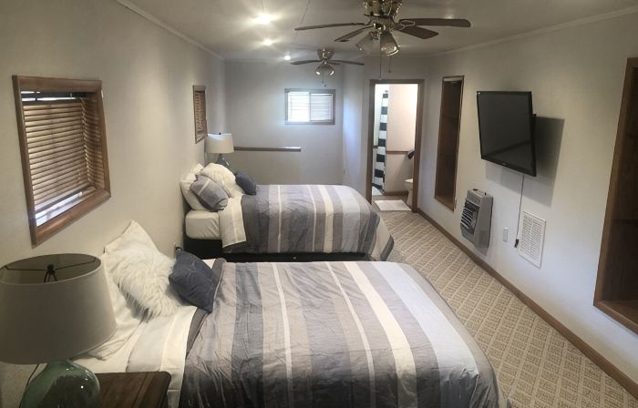 Great retreat!  Close to lake and marina