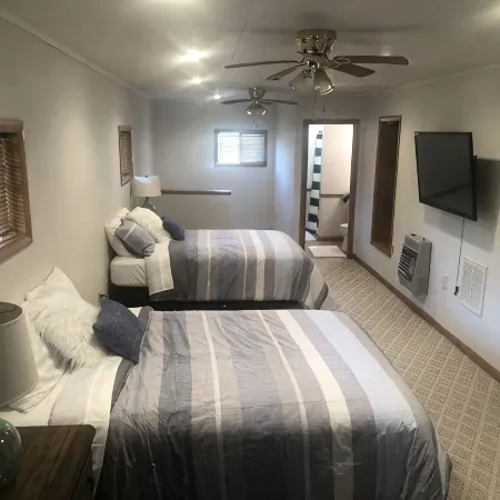 Great retreat!  Close to lake and marina