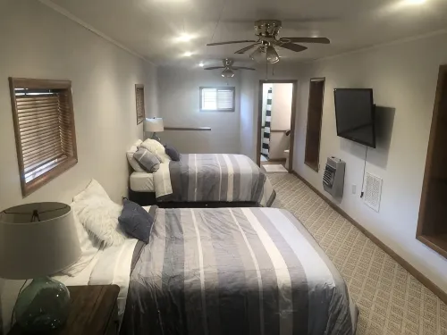 Great retreat!  Close to lake and marina - 3-Star