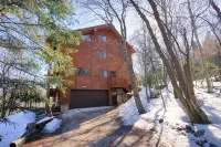 Gorgeous views and two decks! Large open cabin, short walk to lodge - Sleeps 14 - 4-stjärniga