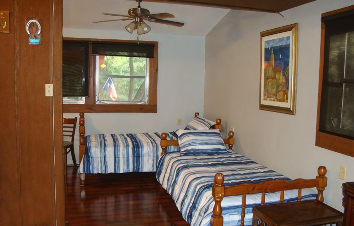 Secluded, shady river front Get-away cabin