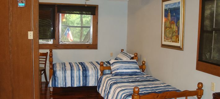Secluded, shady river front Get-away cabin リアルのホテル