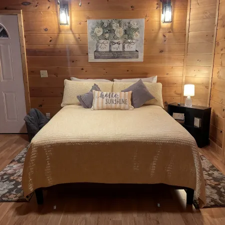 Cheerful & Cozy 2Bd/2BA  Cabin. Amazing Rates for Your Visit!