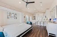 Modern, Fun Carriage Home 30A Light and Bright!Sleeps 4 - شاطئ