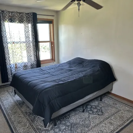 Sleeps up to 14 people, 5 minutes from downtown, handicap accessible.