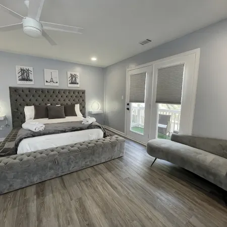 New Modern Townhome Downtown- 3Levels