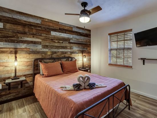 ★ Prime Location ★ Cozy Getaway ★
